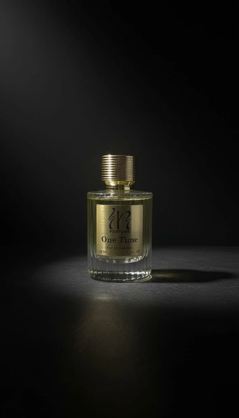 عطر مزيج عطري فاخر يجمع بين الفواكه الدافئة والنفحات الخشبية العميقة ليمنحك حضورًا لا يُنسى